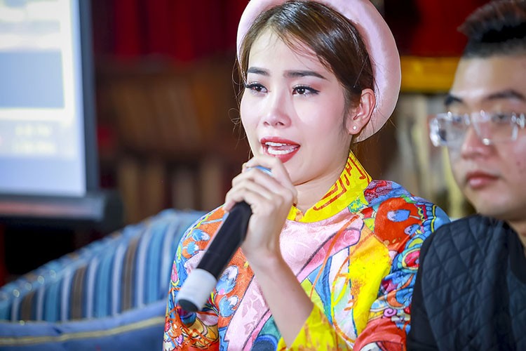 Hoa khoi Nam Em bat khoc khi trinh lang MV Tet sang